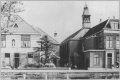 links zusterklooster, rechts pastorie en kerk