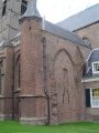 Oostgevel zuider zijbeuken, met aanzetten verdwenen delen van de kerk. Foto: A. Roks 2007