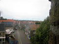 Zicht op de Kerkstraat met rechts vooraan de pastorie van de Jodocuskerk.